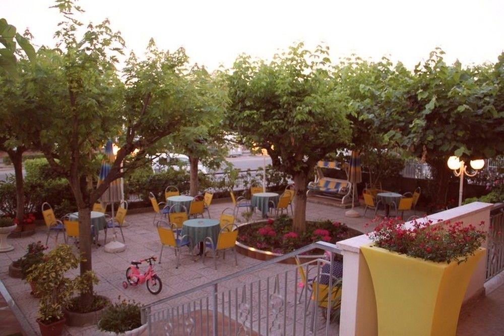 Hotel Moderno Cervia Exterior foto