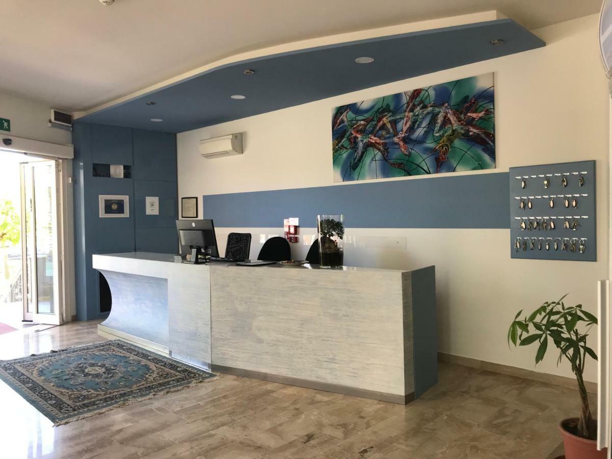 Hotel Moderno Cervia Exterior foto